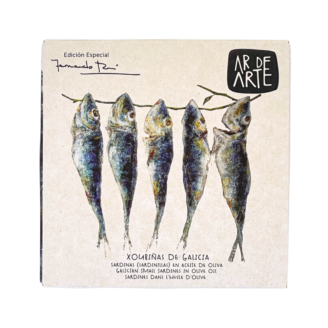 Front packaging of Ar de Arte small sardines in olive oil. Featuring artwork of 5 sardines hanging from a fishing line.