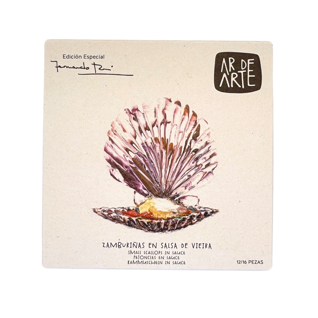 Front packaging of Ar de Arte scallops in sauce. Featuring painted artwork of a singular scallop shell open with a scallop within.