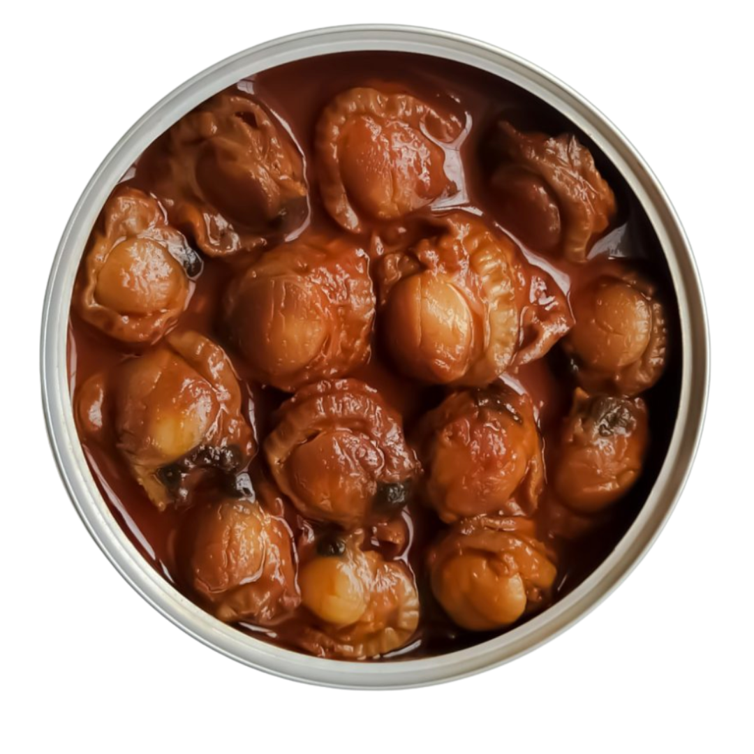 An open tin of a Ar de Arte scallops in sauce, featuring a detailed and appetizing image of scallops in a scallop sauce.