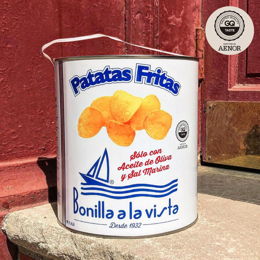 A 500g tin of Bonilla a la Vista Chips. A graphic of chips and a sailboat are presented on the front.  The GQ taste award is present.
