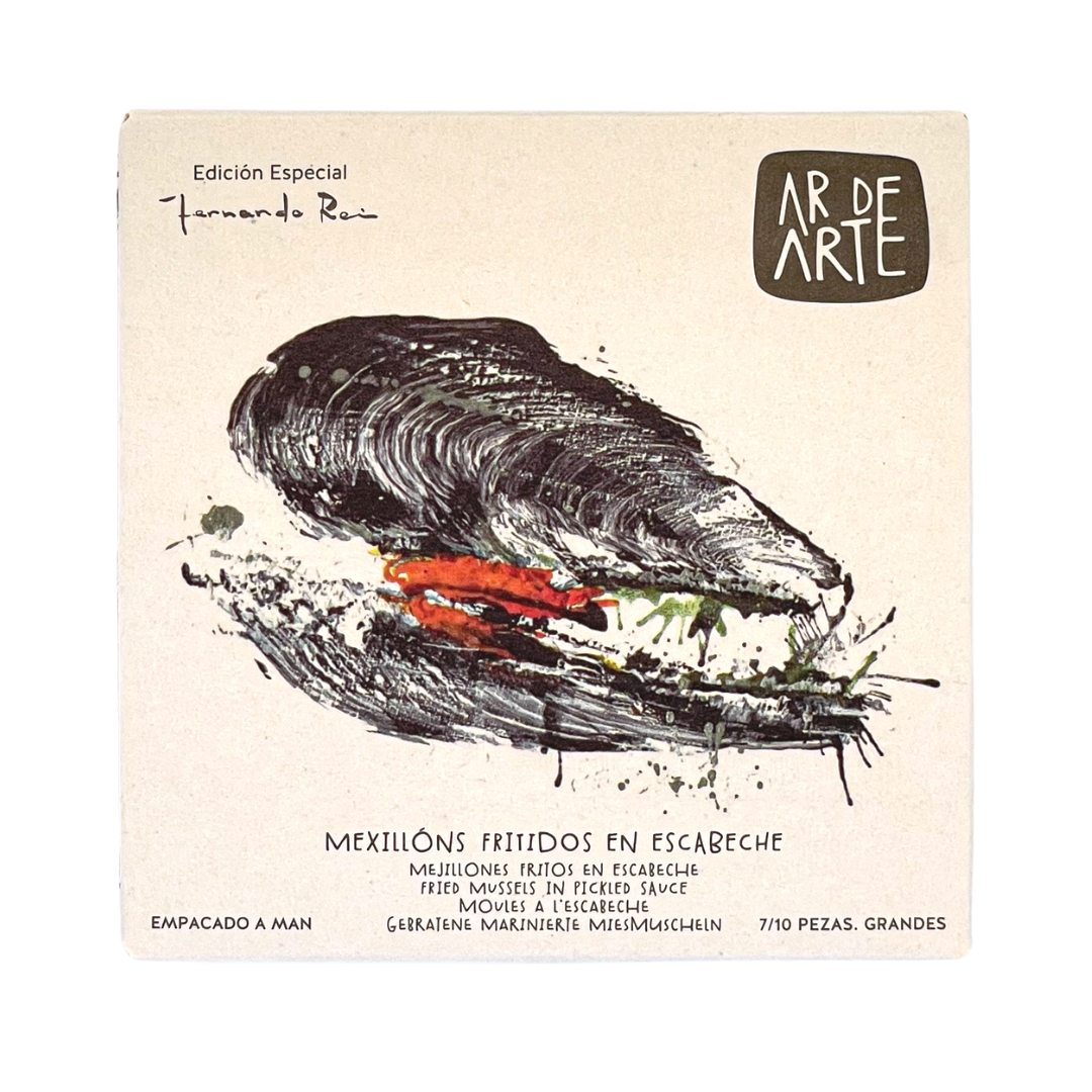 Front packaging of Ar de Arte mussels in escabeche sauce. Featuring painted artwork of a mussel.